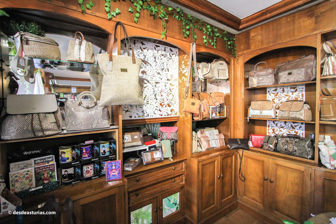 Bolsos y complementos en la tienda