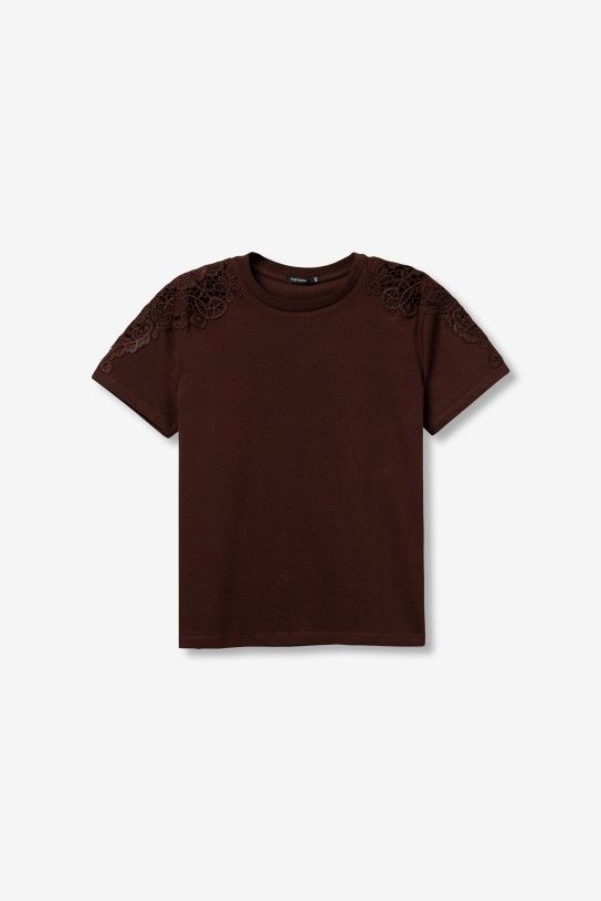 cherry-camiseta-marrón-encaje-hombros