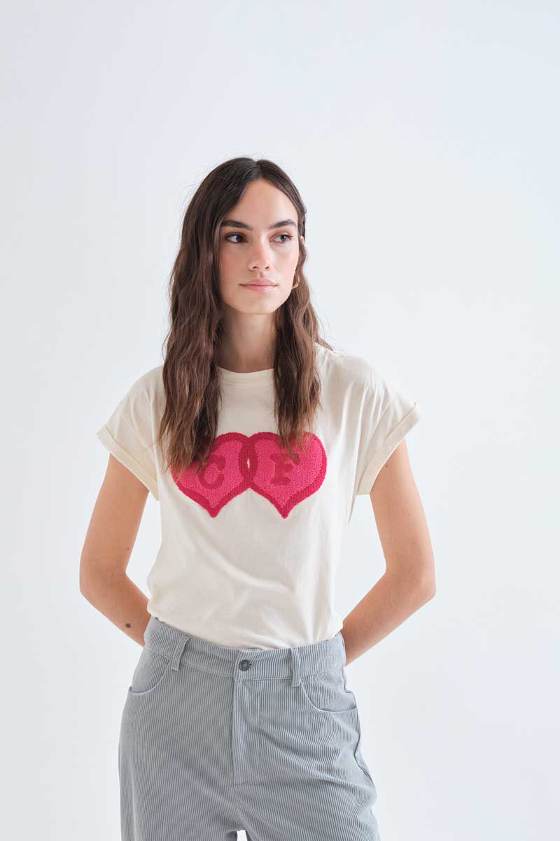 camiseta-compañia-fantastica-corazones-rizo-fucsia-63C42000_01