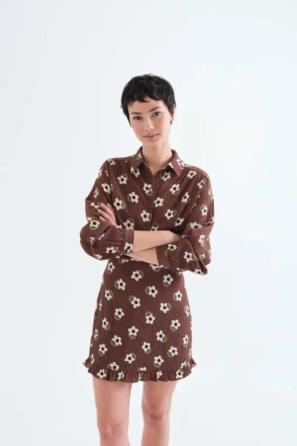 camisa-compañia-fantastica-chocolate-flores-blancas-63C41014_01