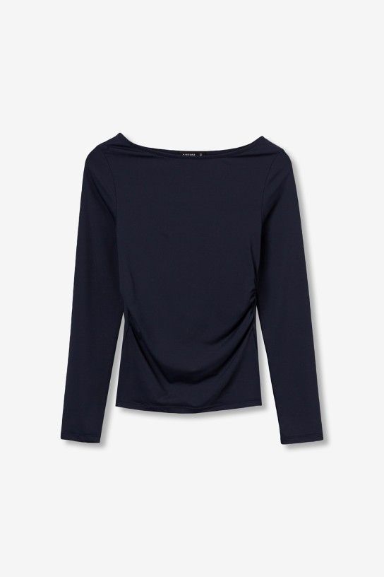 camiseta-ajustada-cuello-barco-azul-marino