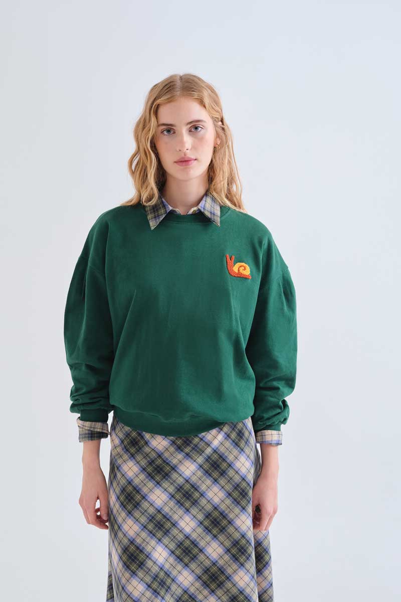 sudadera-verde-caracol-compañia-fantastica