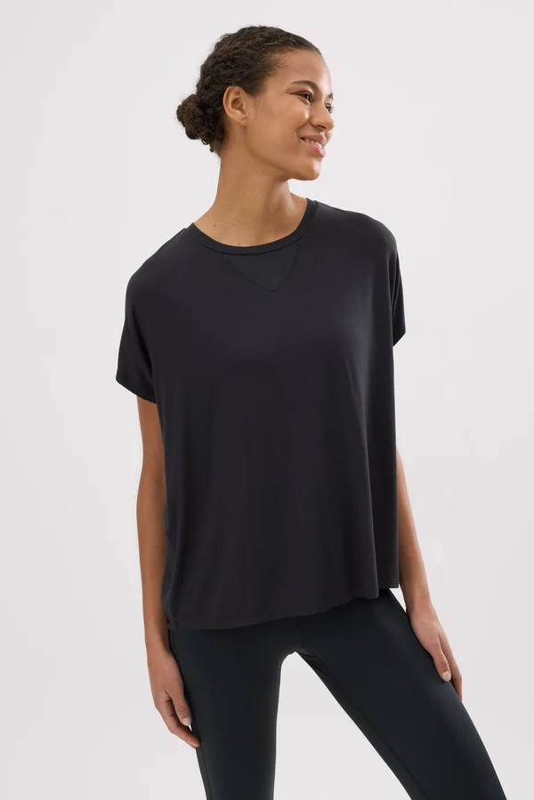 camiseta-negra-sport-fluida-deportiva-ysabel-mora-negra